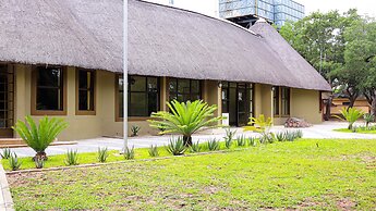 Self Catering Chalets - Manyeleti