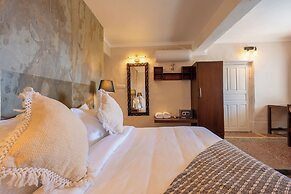 Maati Resort by the Lake Hill