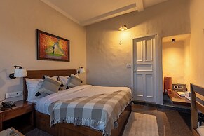 Maati Resort by the Lake Hill