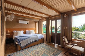 Maati Resort by the Lake Hill