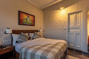 Maati Resort by the Lake Hill