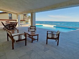 Villa Daniela con Piscina Privata e Discesa a Mare tra Catania e Sirac