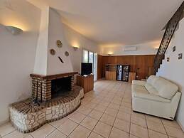 Villa Daniela con Piscina Privata e Discesa a Mare tra Catania e Sirac