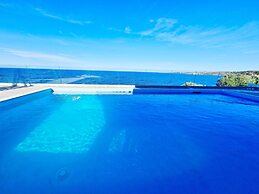 Villa Daniela con Piscina Privata e Discesa a Mare tra Catania e Sirac