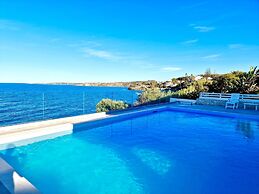 Villa Daniela con Piscina Privata e Discesa a Mare tra Catania e Sirac