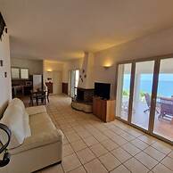 Villa Daniela con Piscina Privata e Discesa a Mare tra Catania e Sirac