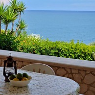 Villa Daniela con Piscina Privata e Discesa a Mare tra Catania e Sirac