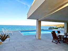 Villa Daniela con Piscina Privata e Discesa a Mare tra Catania e Sirac