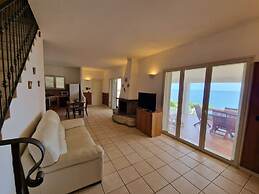 Villa Daniela con Piscina Privata e Discesa a Mare tra Catania e Sirac