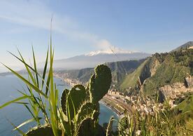Villa Bonaccorso - La Dimora Immersa Nella Natura ai Piedi Dell Etna