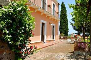 Villa Bonaccorso - La Dimora Immersa Nella Natura ai Piedi Dell Etna