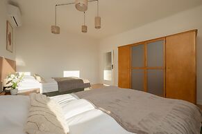 Apartment for 6 in the Heart of Warsaw