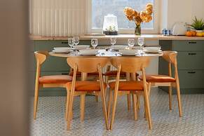 Apartment for 6 in the Heart of Warsaw