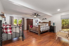 Lake-view 'pelican Point Retreat' in Afton!