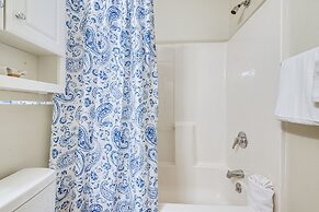 North Myrtle Beach Condo w/ Sunroom: Walk to Beach