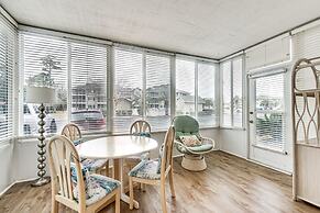 North Myrtle Beach Condo w/ Sunroom: Walk to Beach