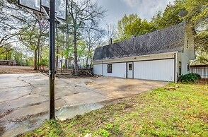 Willis Vacation Rental ~ 2 Mi to Lake Conroe!