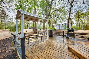 Willis Vacation Rental ~ 2 Mi to Lake Conroe!
