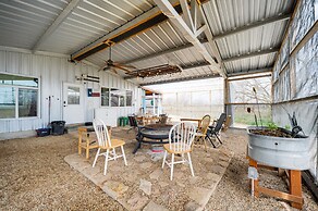 Rustic Coleman Retreat on 300 Acres w/ Hot Tub!