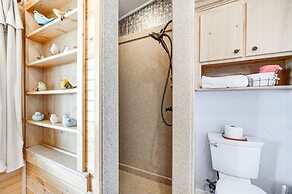 Rustic Coleman Retreat on 300 Acres w/ Hot Tub!