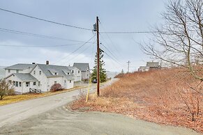 Cozy Maine Getaway: Covered Deck, Walk to Beach!