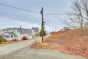 Cozy Maine Getaway: Covered Deck, Walk to Beach!
