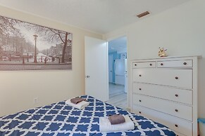 Englewood Apartment w/ Shared Pool: 1 Mi to Beach