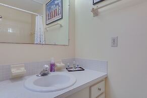 Englewood Apartment w/ Shared Pool: 1 Mi to Beach