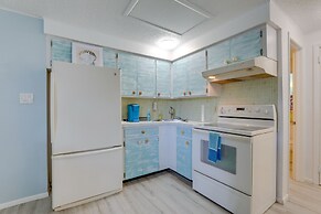 Englewood Apartment w/ Shared Pool: 1 Mi to Beach