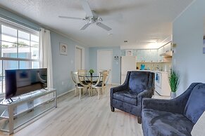 Englewood Apartment w/ Shared Pool: 1 Mi to Beach