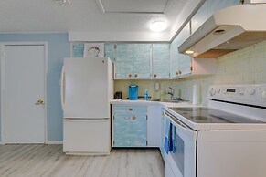 Englewood Apartment w/ Shared Pool: 1 Mi to Beach