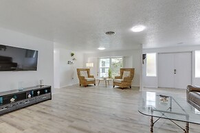 Englewood Home w/ Shared Pool & Screened Lanai!