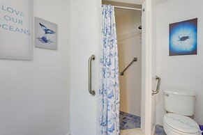 Englewood Home w/ Shared Pool & Screened Lanai!