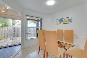 Englewood Home w/ Shared Pool & Screened Lanai!