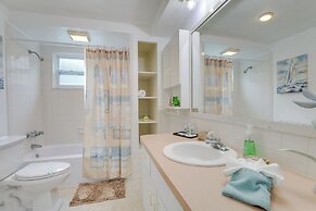 Englewood Home w/ Shared Pool & Screened Lanai!