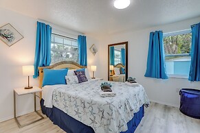 Englewood Home w/ Shared Pool & Screened Lanai!