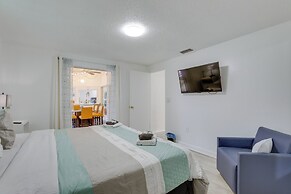 Englewood Home w/ Shared Pool & Screened Lanai!