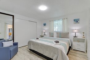 Englewood Home w/ Shared Pool & Screened Lanai!