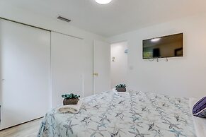 Englewood Home w/ Shared Pool & Screened Lanai!