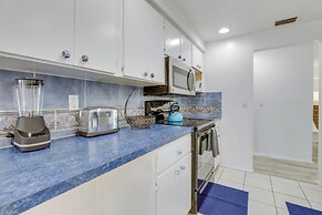 Englewood Home w/ Shared Pool & Screened Lanai!