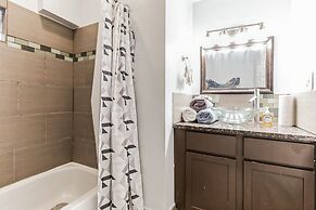 Comfortable Condo In The Heart Of Bronzeville 4 Bedroom Condo by RedAw