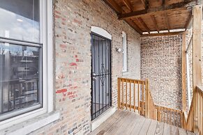 Comfortable Condo In The Heart Of Bronzeville 4 Bedroom Condo by RedAw