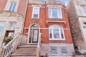 Comfortable Condo In The Heart Of Bronzeville 4 Bedroom Condo by RedAw