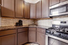 Comfortable Condo In The Heart Of Bronzeville 4 Bedroom Condo by RedAw