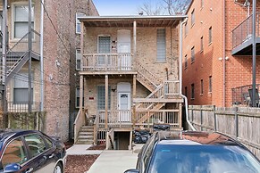 Comfortable Condo In The Heart Of Bronzeville 4 Bedroom Condo by RedAw