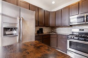 Comfortable Condo In The Heart Of Bronzeville 4 Bedroom Condo by RedAw