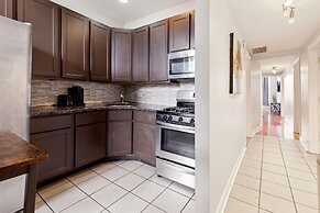 Comfortable Condo In The Heart Of Bronzeville 4 Bedroom Condo by RedAw