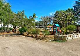 Seafrontapartment-sleeps4-pool-parking-garden