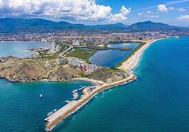 Seafrontapartment-sleeps4-pool-parking-garden