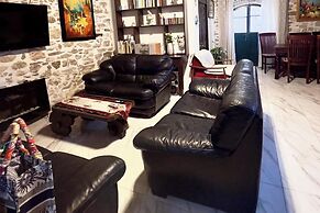 Art House Pagoi, Sleeps 6, Parking, 5 min to Beach